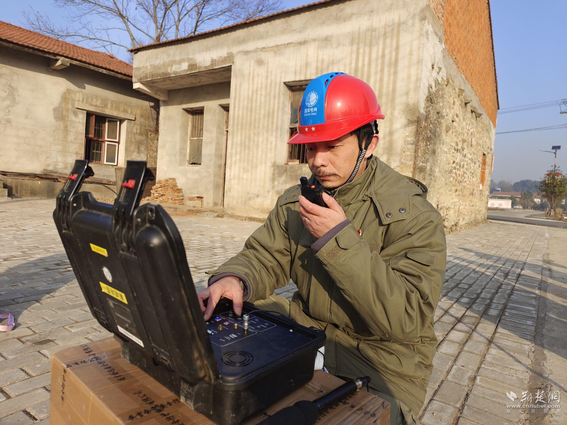 湖北送變電公司員工進行單兵設備測試.jpg.jpg