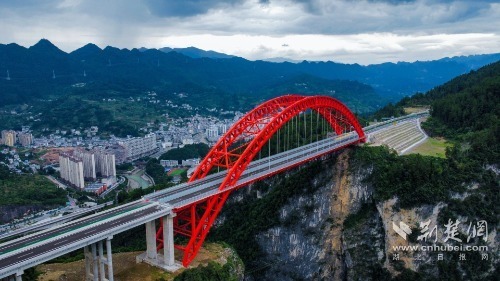 1.由湖北交投集團(tuán)投資建設(shè)的湖北宜來(lái)高速公路鶴峰東段項(xiàng)目通過(guò)交工驗(yàn)收，標(biāo)志著該項(xiàng)目全面建成并具備通車條件。_proc.jpg.j