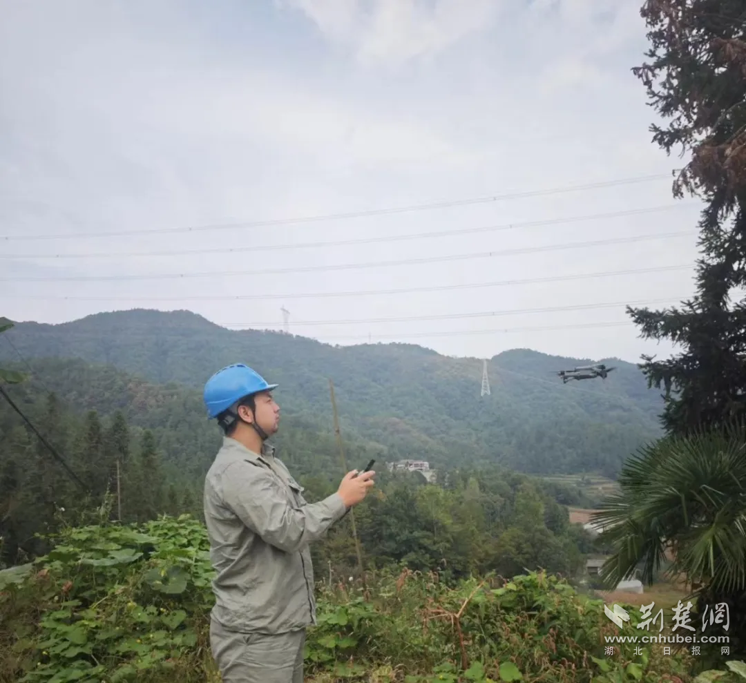 圖3：國慶期間，在恩施保電現(xiàn)場，湖北送變電公司員工正在對所運維線路進行巡視。.png.png