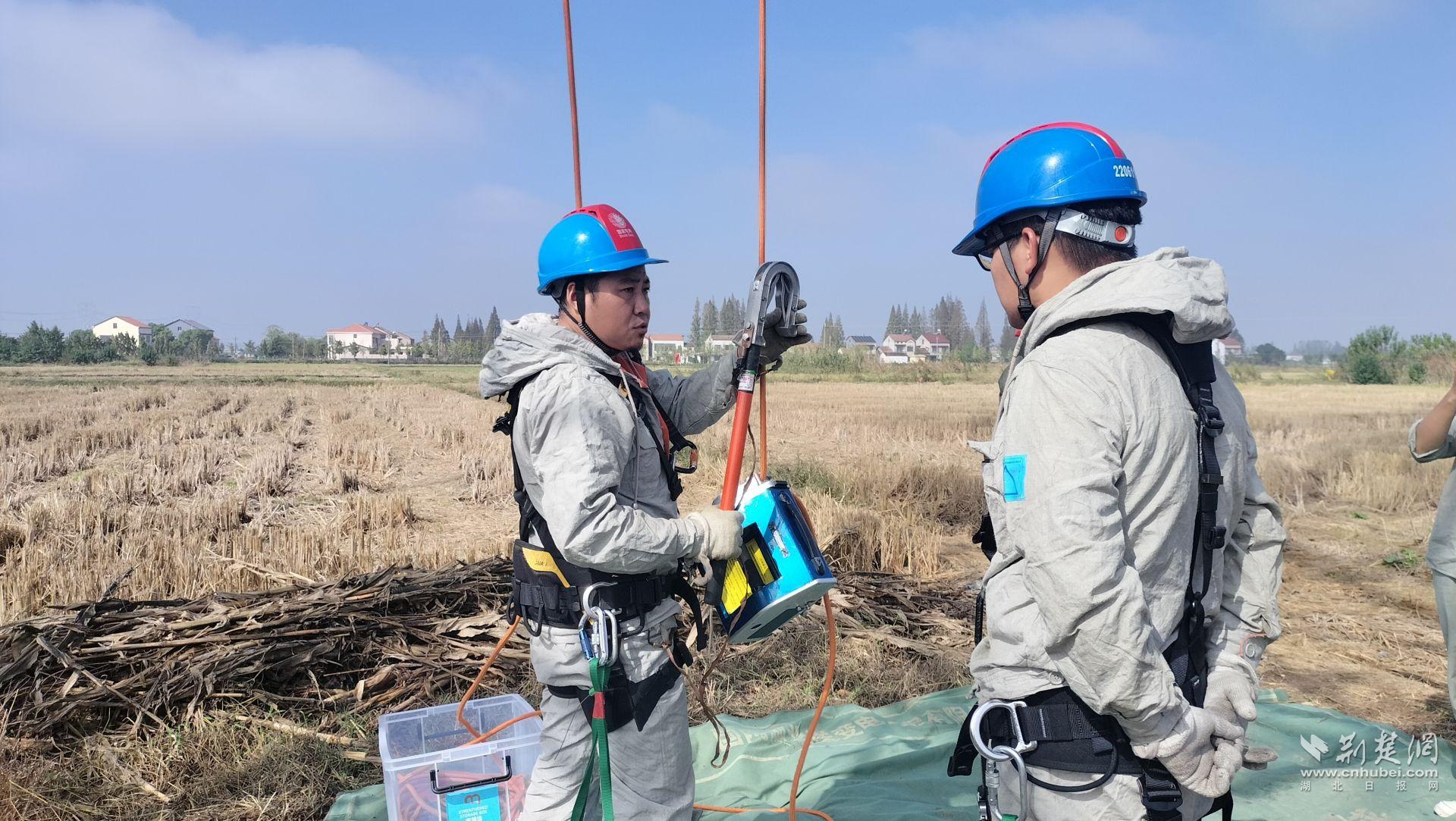 圖2：10月18日，在湖北省荊州市500千伏漁興三回387號塔，國網(wǎng)湖北送變電公司帶電作業(yè)班開展帶電消缺作業(yè)前準(zhǔn)備工作。（湖北送