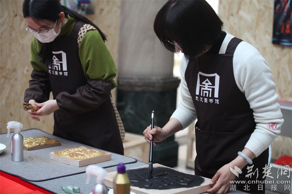 武漢圖書館古籍修復技藝非遺傳承人現(xiàn)場展示雕版印刷技藝.jpg.jpg