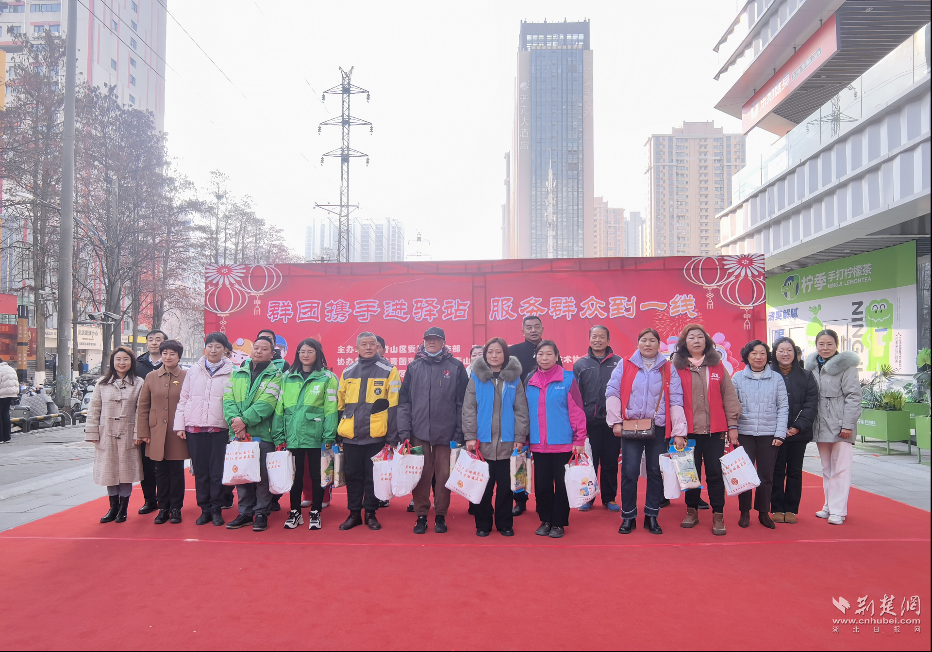 1月17日，青山區(qū)委社會工作部聯(lián)合青山區(qū)總工會，在“青親小屋”戶外工作者驛站舉辦“群團攜手進驛站 服務(wù)群眾到一線”暖“新”活動，